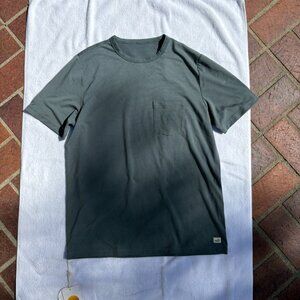 Vuori Linear Tech Tee - Lake, Size Medium Brand New w/ Tags